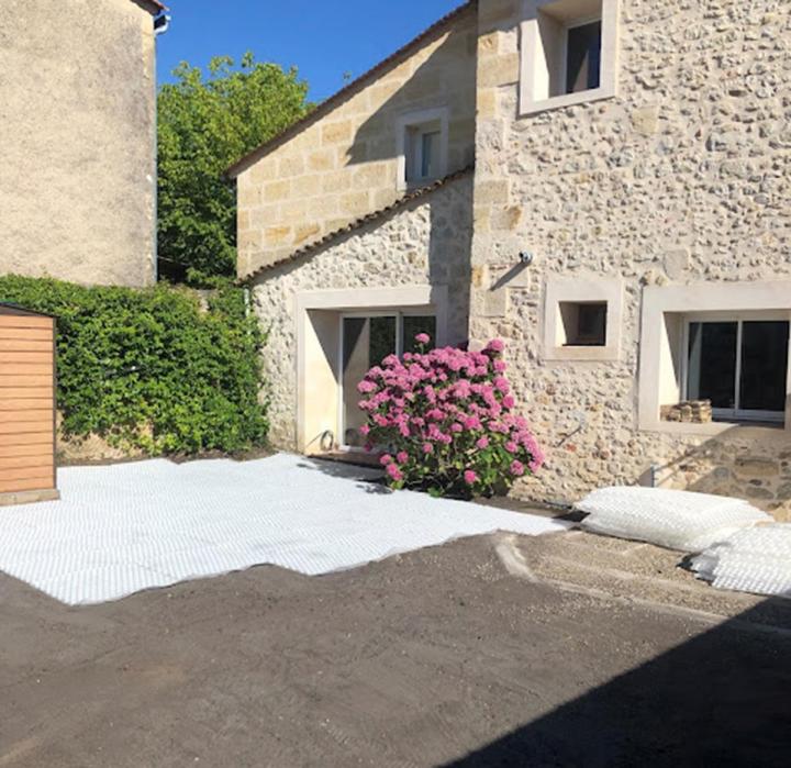 Conception et réalisation d'espaces publics et privés.